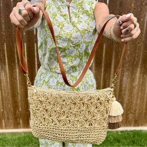 Straw Woven Crossbody & Wristlet Bag – Adjustable Strap 🌾🤎